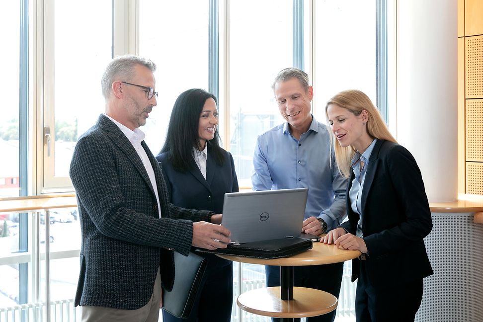 LGT Mitarbeitende in einem Meeting