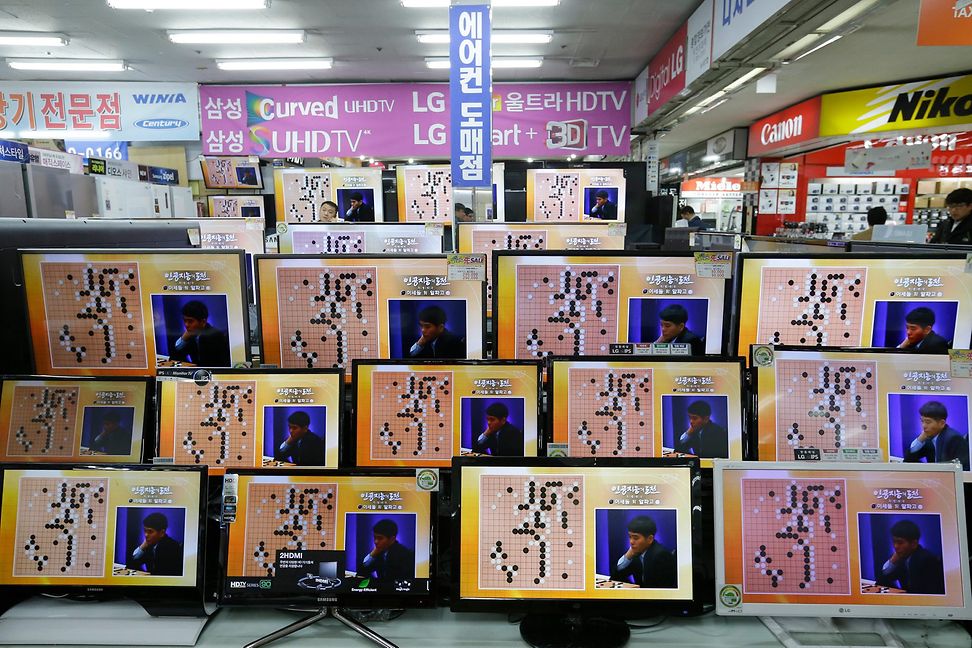 Fernsehbildschirme im Schaufenster eines Ladens in Seoul, Korea