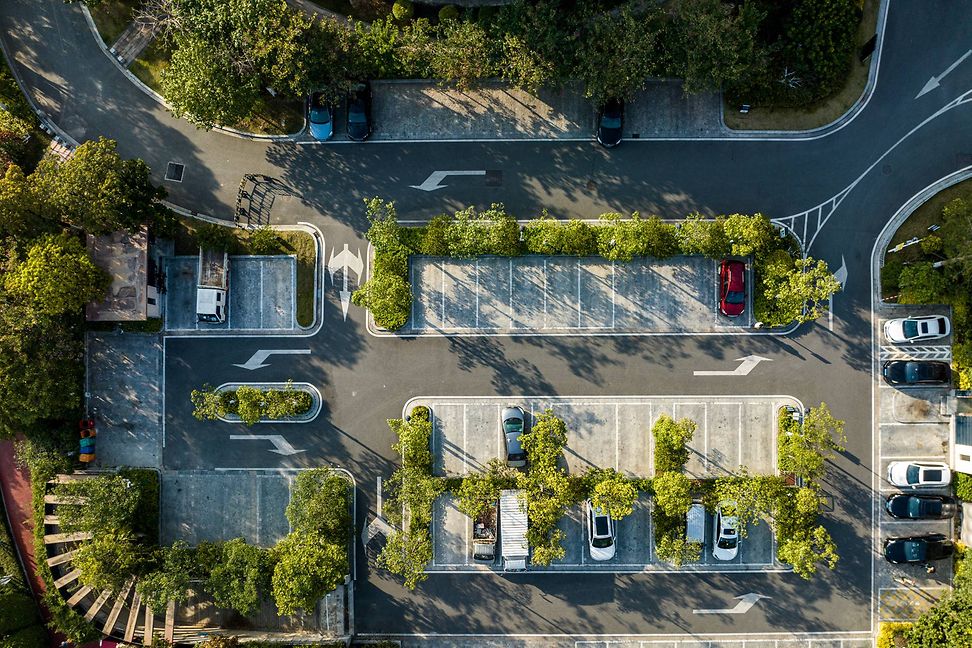 Luftbild eines Parkplatzes im städtischen Grüngürtel
