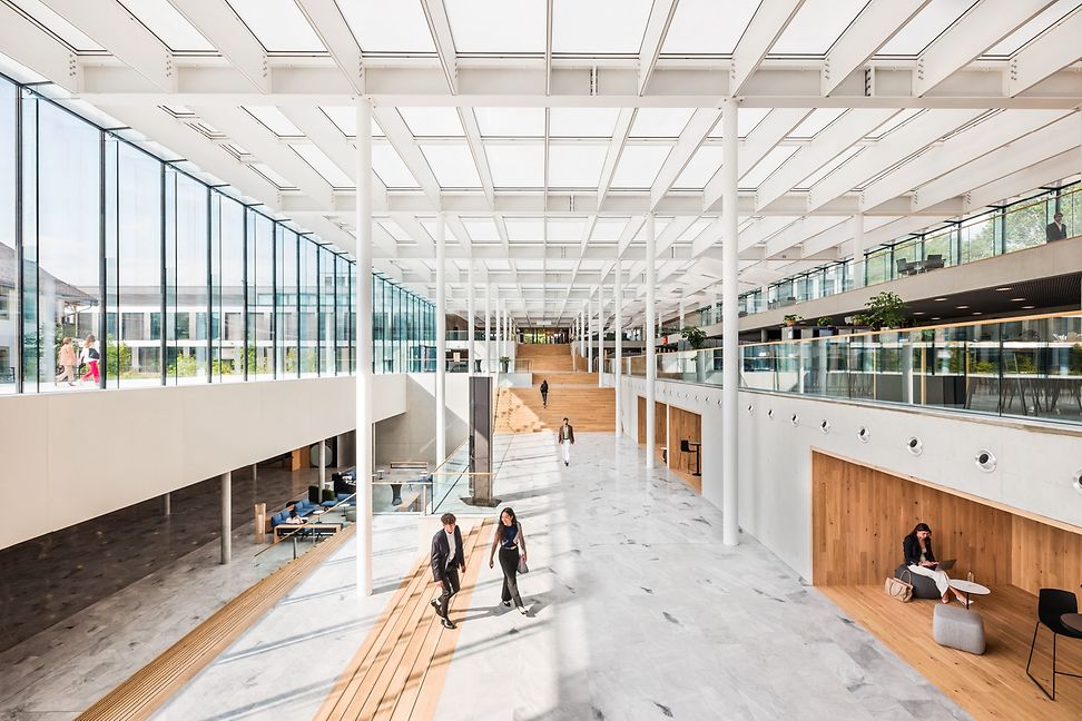 Das Innere des modernen Hauptgebäudes der EHL Lausanne