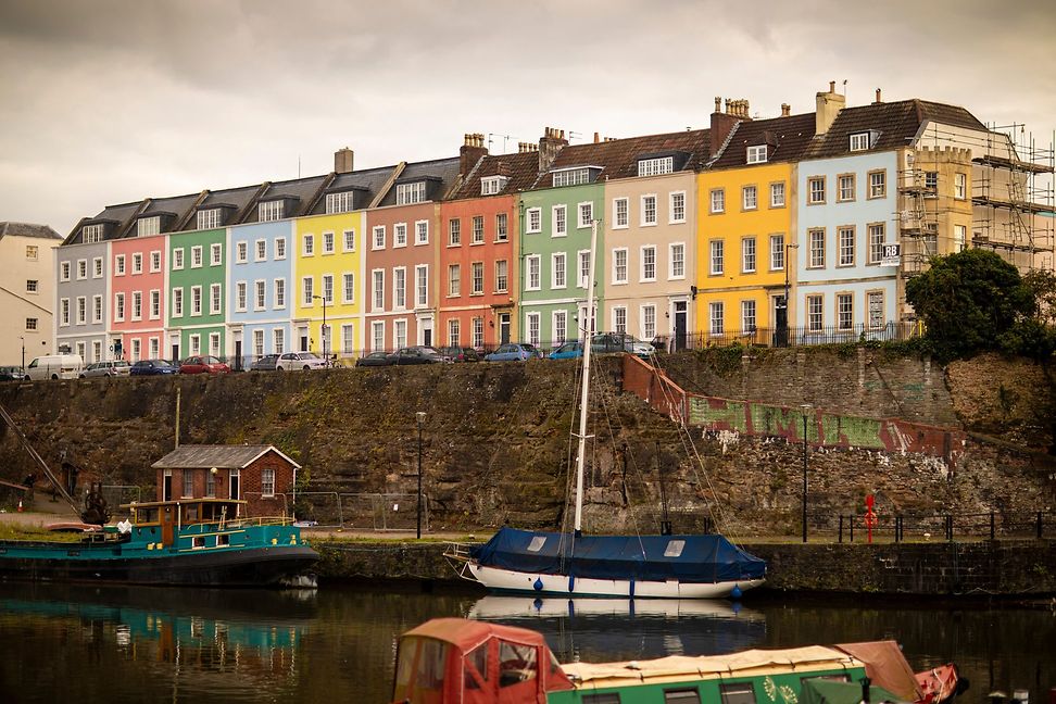 Small harbour in Bristol in front of colourful houses