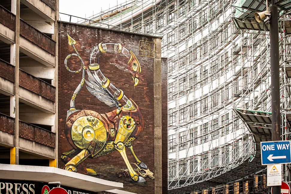 Street Art in Bristol: Malerei eines nicht Fantasie-Tiers, halb Maschine, auf einer Hauswand